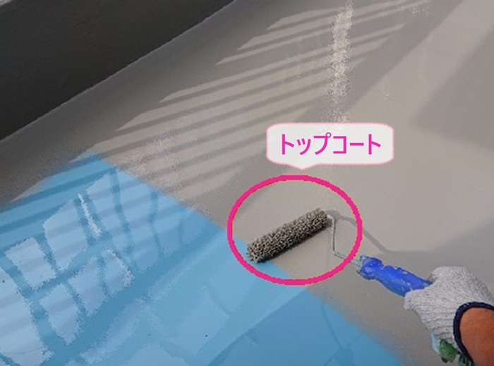 ベランダ防水改修で仕上げのトップコートを塗っている様子
