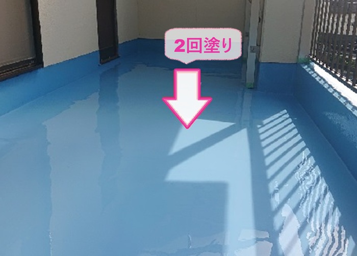 ベランダ防水改修でウレタン防水を２回塗っている様子