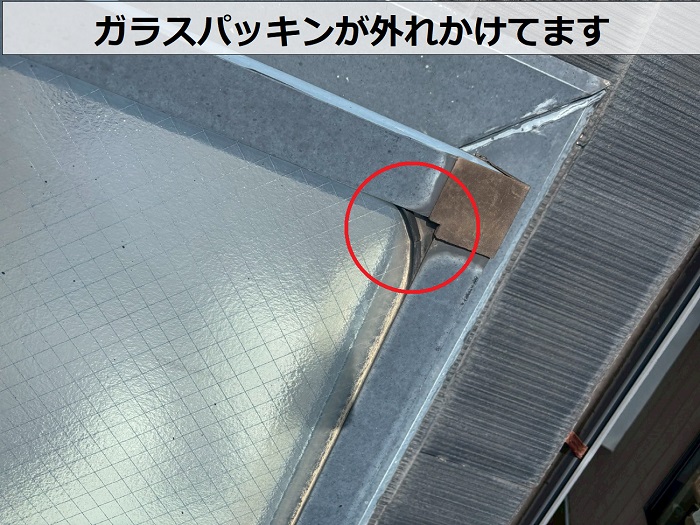 ガラスパッキンが外れている様子