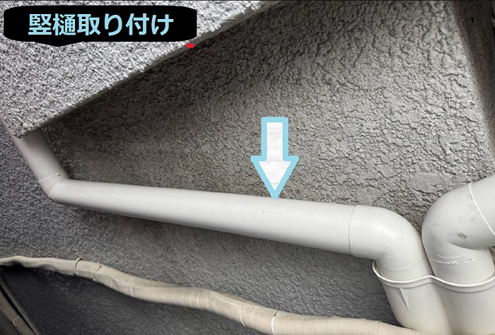 芦屋市で軒樋１８ｍ竪樋２６ｍの交換でステンレス金具とＰＣ５０を使用する現場で竪樋取り付け