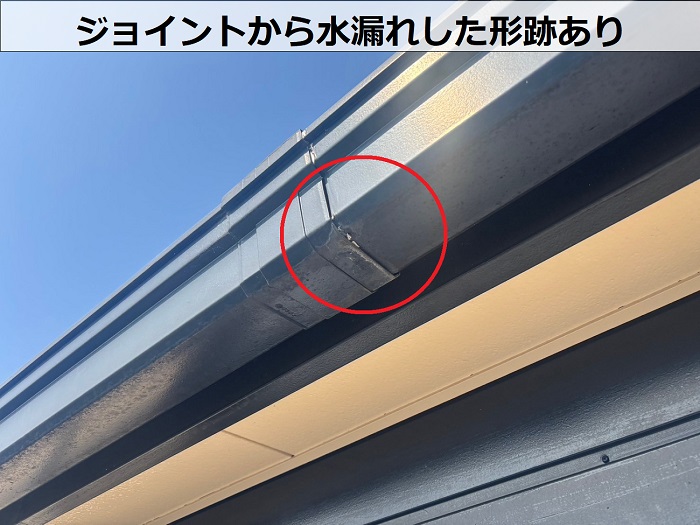 水漏れしている軒樋