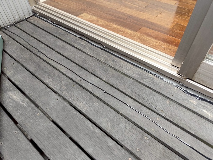 雨漏りしているウッドデッキ