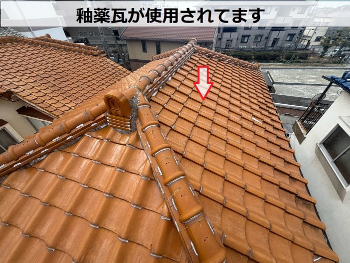 ２階建て木造の釉薬瓦