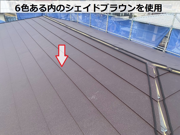 加古川市で寄棟の平型スレート屋根へ断熱屋根材をカバー工事でシェイドブラウンを使用