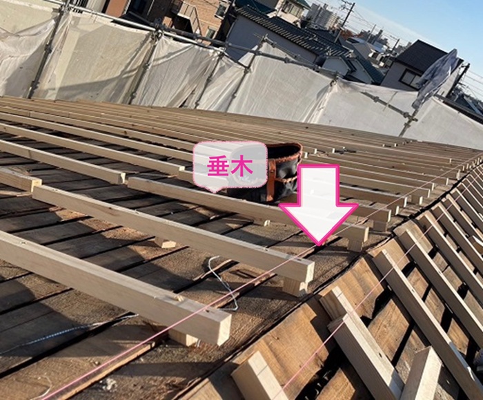 屋根の軽量化リフォームで垂木を取り付けている様子
