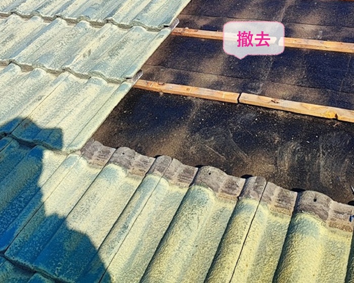 軽量スレートでの屋根リフォームで既存の屋根材を撤去している様子