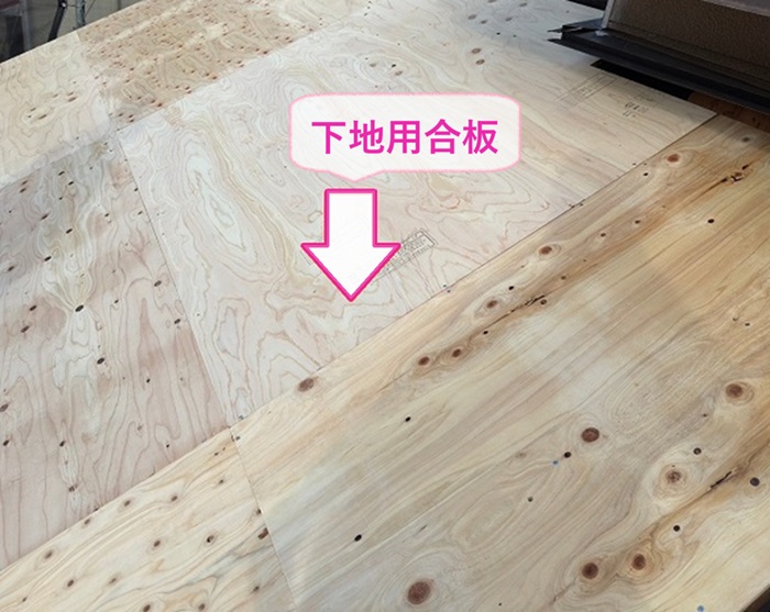 宝塚市の屋根リフォームで下地用合板を貼っている様子