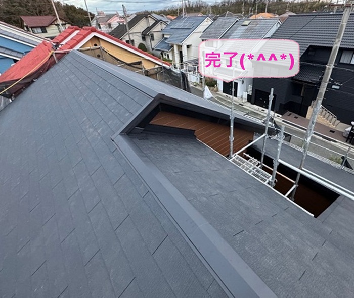 宝塚市の軽量スレートで屋根リフォームが完了した現場の様子