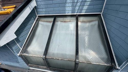 雨漏りしている劣化したトップライト