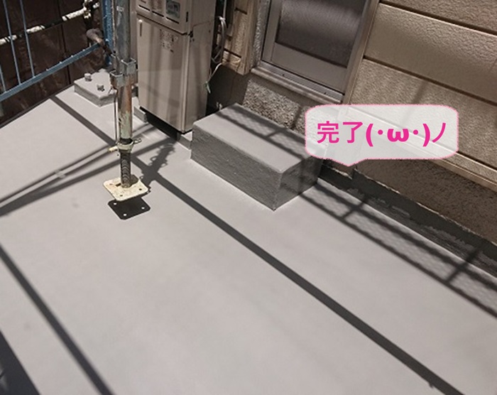宝塚市のベランダ防水改修で湿気や膨れに強い防水工事が完了した現場の様子