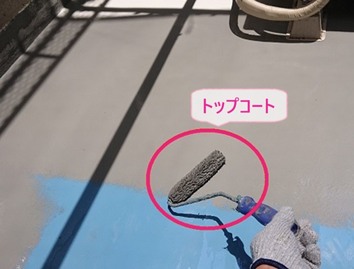 ベランダ防水改修でトップコートを塗っている様子