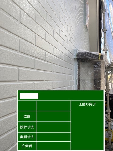 神戸市垂水区での色あせた外壁塗装で上塗りをした様子