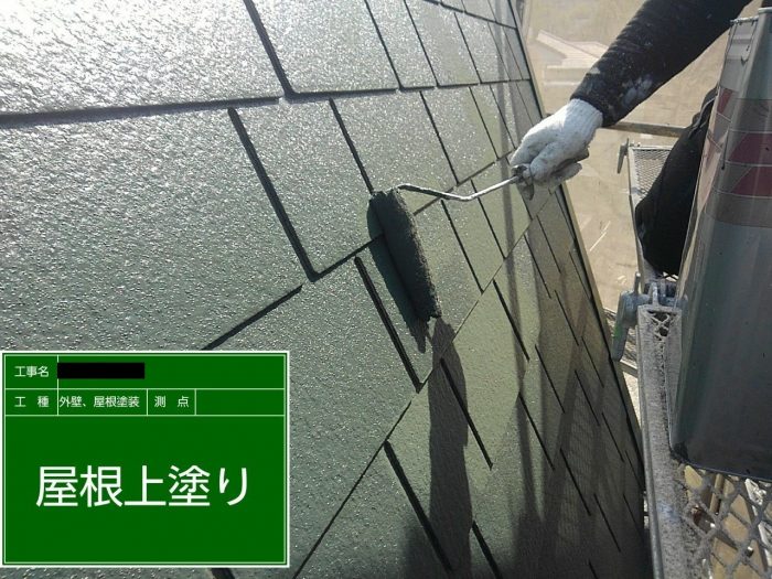 神戸市垂水区での外壁塗装工事でスレート部分を上塗りしている様子