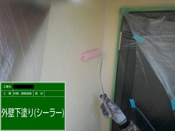 神戸市垂水区での外壁塗装工事でサイデイングに下塗りしている様子