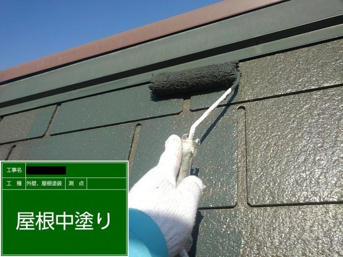 神戸市垂水区での外壁塗装工事でスレート部分を中塗りしている様子