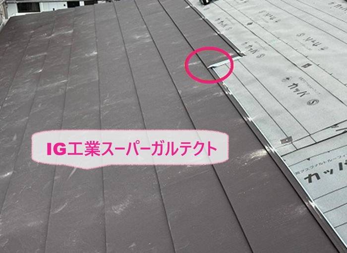 劣化シングル屋根の金属カバーでIG工業スーパーガルテクトを葺いている様子