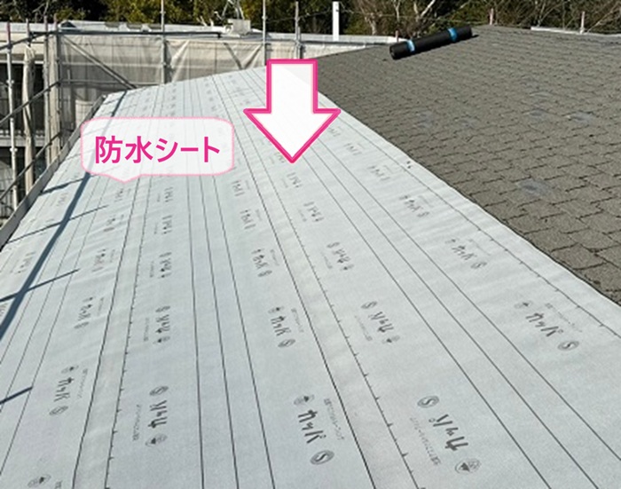 劣化シングル屋根の金属カバーで防水シートを貼っている様子