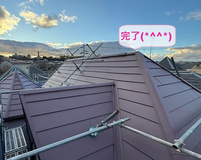 三木で鋭角で多面なコロニアル屋根を金属屋根で重ね施工が完了した現場の様子