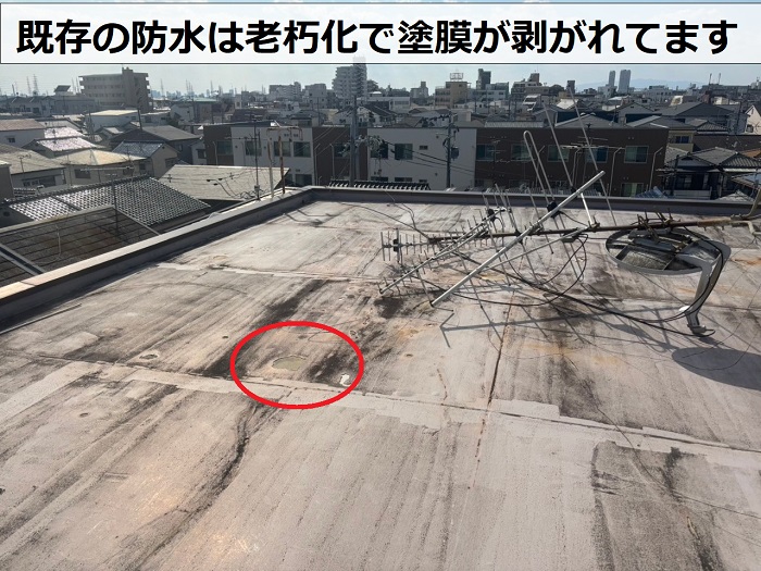 神戸市東灘区の4階建てハイツで屋上の防水が剥がれている様子