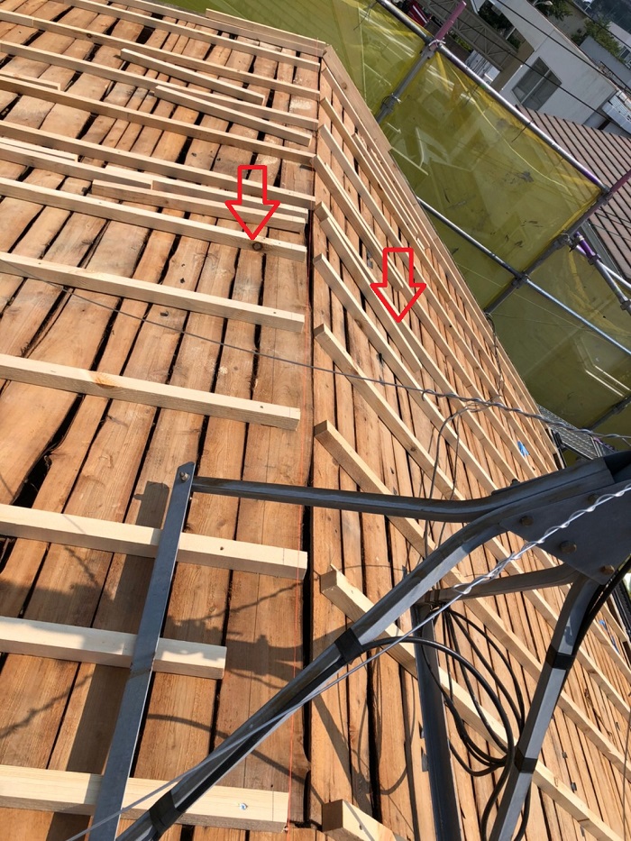 屋根葺き替え工事で垂木を取り付けている様子