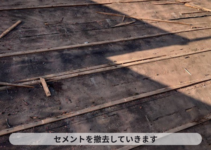 三木市での屋根リフォームでセメント瓦を撤去している様子