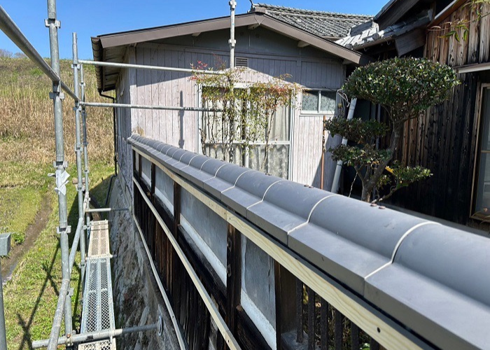三木市　擁壁の笠木瓦取り付け完了