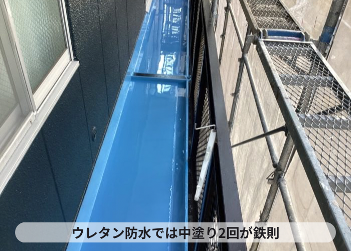 吹田市　ウレタン防水の中塗り作業2回目