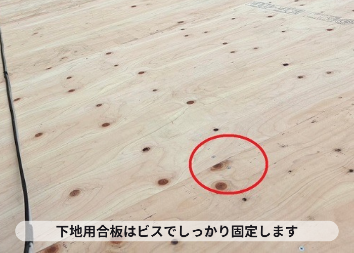 宝塚市　宝塚市での下屋根カバー工事で下地用合板をビス固定