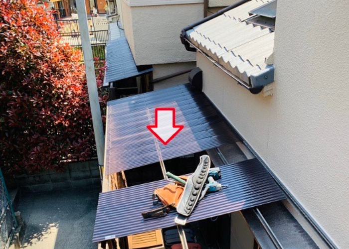 朝来市　物置屋根にポリカ波板を貼っている様子