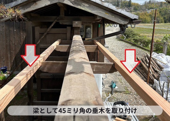 三木市　和風門の屋根瓦取り替えで垂木取り付け