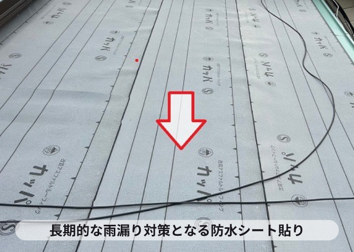 宝塚市　割れが酷いノンアスベスト屋根材へのカバー工事で防水シート貼り