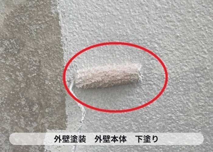 三木市での外壁塗装で外壁本体に下塗りをしている様子