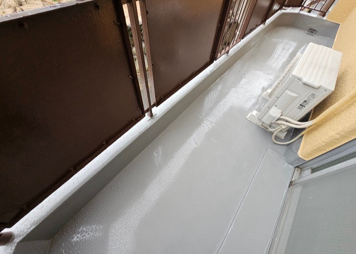 神戸市垂水区での簡易的でお勧めなベランダと笠木への防水工事完了