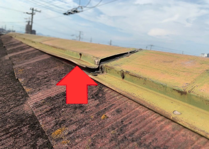 カラーベスト屋根の片棟板金が浮いている様子