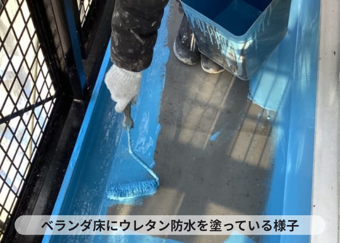 吹田市　ベランダ床にウレタン防水を塗っている様子
