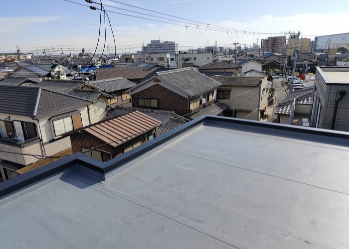 南あわじ市　陸屋根パラペットにガルバリウム鋼板製の笠木を取り付けた後の様子
