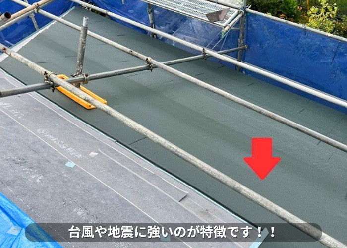 朝来市　カバー工法で屋根を葺いている様子