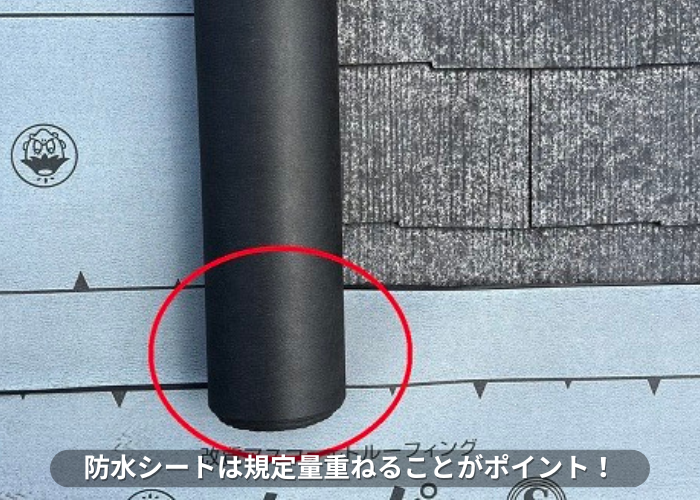 丹波篠山　防水シートの重ねを紹介している様子