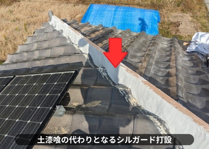 丹波篠山市　棟瓦の積み替え修理でシルガードを打設している様子