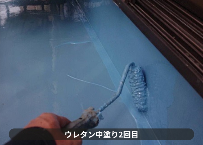 大阪府吹田市　ウレタンt膜防水の中塗りを行ている様子