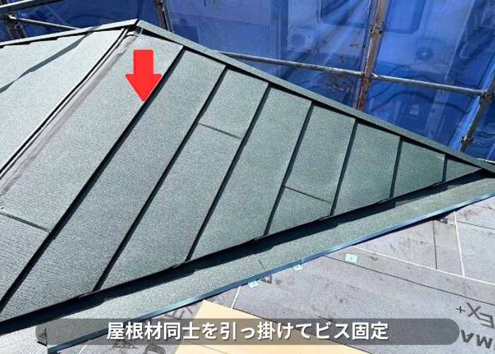 南あわじ市　屋根同士を引っ掛けてビスを固定