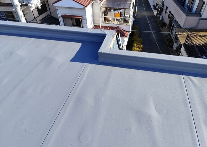 南あわじ市　洲本市で陸屋根パラペットにガルバリウム鋼板製の笠木を取り付ける前の様子