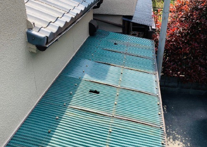 朝来市　物置屋根のポリカ波板貼り替えを行う前の様子