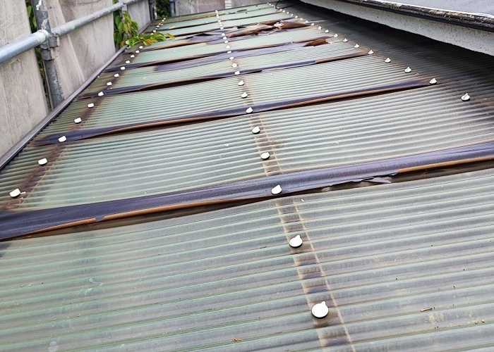 朝来市　2階ベランダ屋根の日焼けした波板を交換する前の様子
