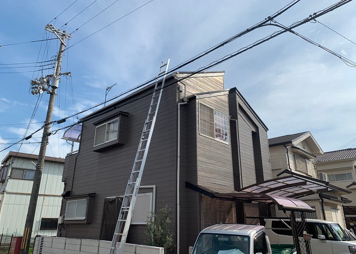 三田市で部分的な屋根修理を行う現場