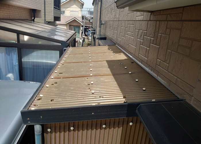 雹被害で穴の開いたストックヤードの屋根