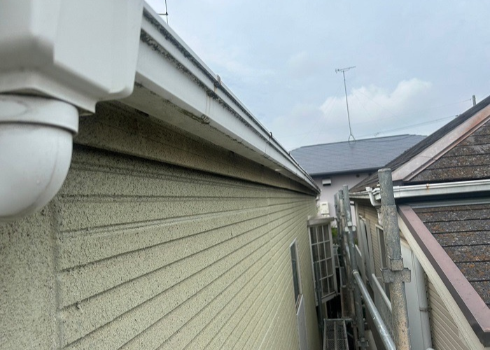 朝来市　雹害で穴の開いた塩ビ雨樋を取り替える前の様子