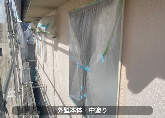 丹波篠山　外壁塗り替えリフォーム工事で中塗りしている様子