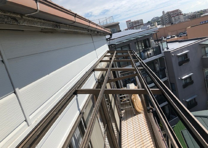 大阪府吹田市　ベランダ上のポリカ波板が飛散して無くなっている様子