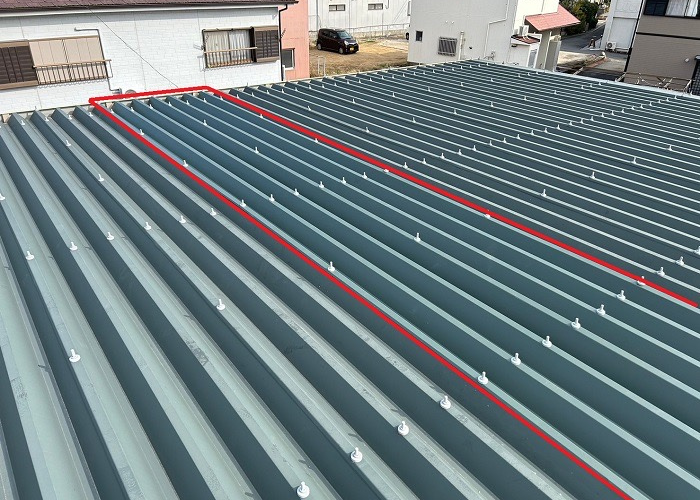 南あわじ市　火災で焦げたアパート屋根の部分補修を行った後の様子